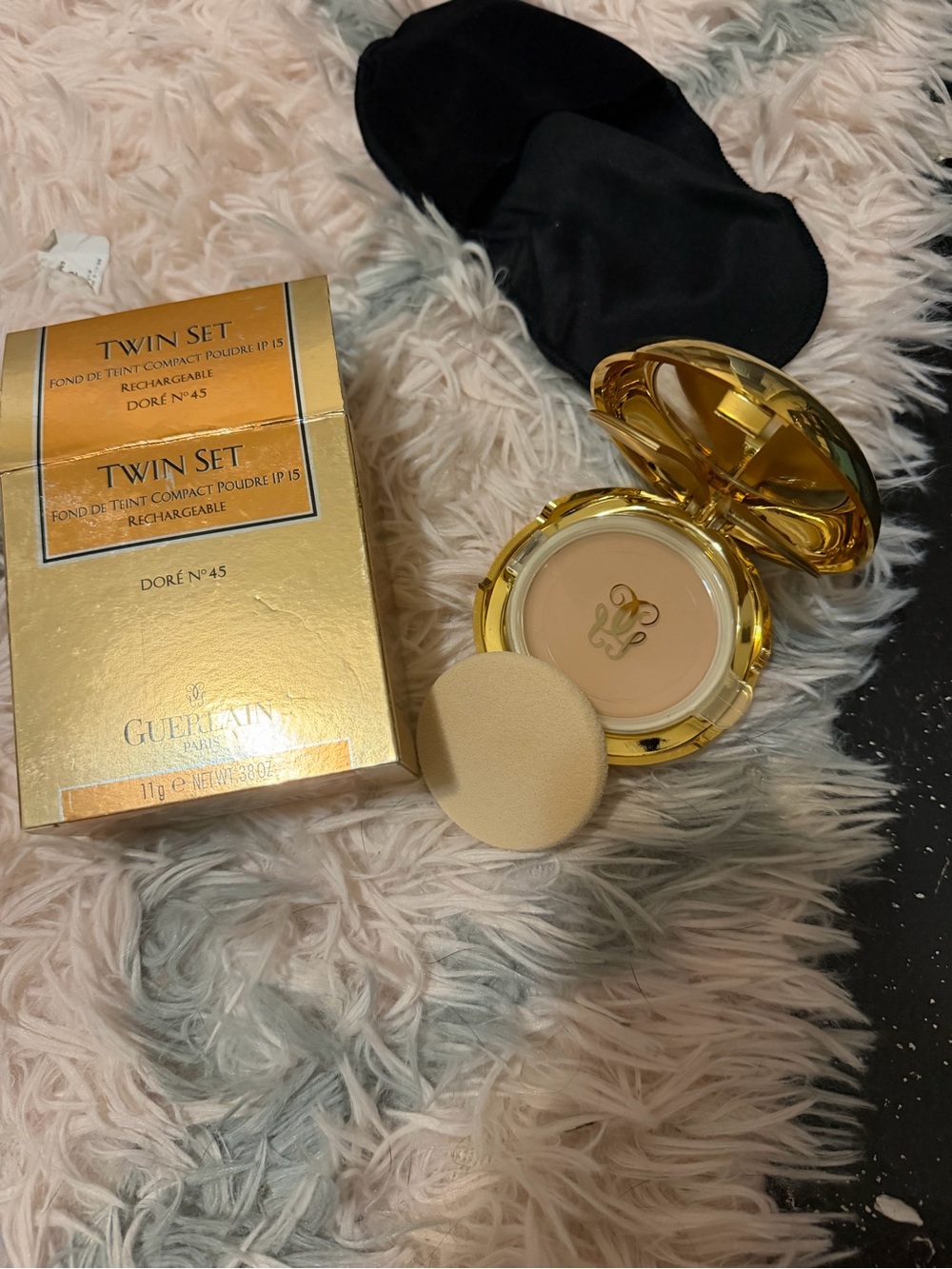 GUERLAIN Twin Set Compact Powder in light beige with Gold Compact